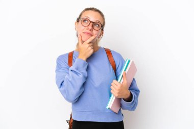 Beyaz arka planda izole edilmiş genç beyaz kadın şüpheleri var.