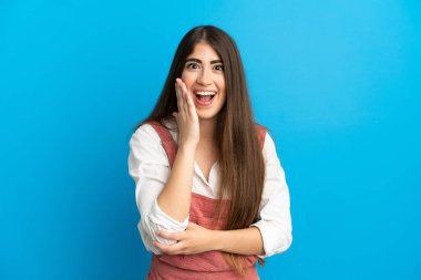 Mavi arka planda mahsur kalmış beyaz bir kadın. Şaşırmış ve şok olmuş bir yüz ifadesi var.