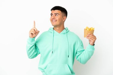 Genç yakışıklı adam izole edilmiş beyaz arka plan üzerinde kızarmış cipsler tutuyor. Harika bir fikir.