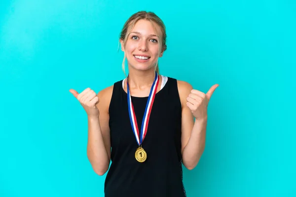 Mujer Joven Caucásica Con Medallas Aisladas Sobre Fondo Azul Con —  Fotos de Stock