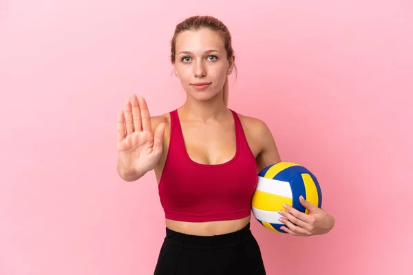 Молодая Белая Женщина Играет Волейбол Розовом Фоне Делая Остановку Жест — стоковое фото