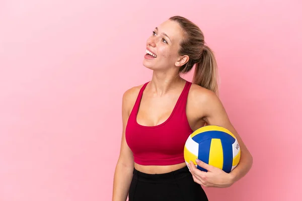 Молода Біла Жінка Грає Волейбол Ізольовано Рожевому Фоні Сміючись Бічному — стокове фото