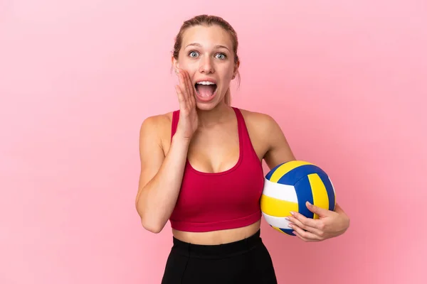 Young Caucasian Woman Playing Volleyball Isolated Pink Background Surprise Shocked — Stok fotoğraf
