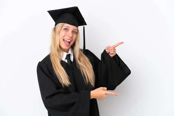 Νεαρή Απόφοιτος Πανεπιστημίου Καυκάσια Γυναίκα Απομονωμένη Λευκό Φόντο Δείχνοντας Δάχτυλο — Φωτογραφία Αρχείου