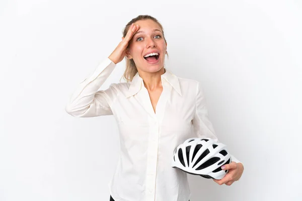 Деловая Белая Женщина Велосипедном Шлеме Белом Фоне Неожиданным Выражением Лица — стоковое фото