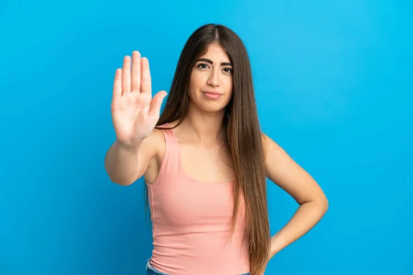 Giovane Donna Caucasica Isolata Sfondo Blu Facendo Gesto Arresto — Foto Stock