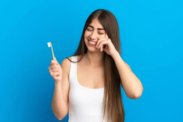 Mladý Kavkazský Žena Kartáčování Zuby Izolované Modrém Pozadí Smích — Stock fotografie