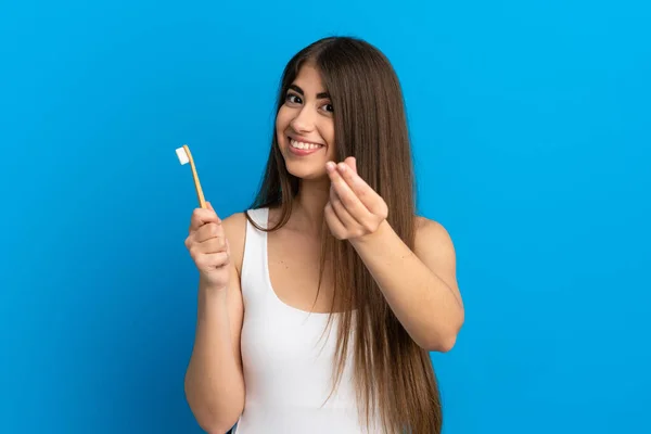 Mladý Kavkazský Žena Kartáčování Zuby Izolované Modrém Pozadí Dělat Peníze — Stock fotografie