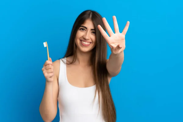 Młody Biały Kobieta Mycie Zęby Odizolowany Niebieski Tło Szczęśliwy Liczyć — Zdjęcie stockowe
