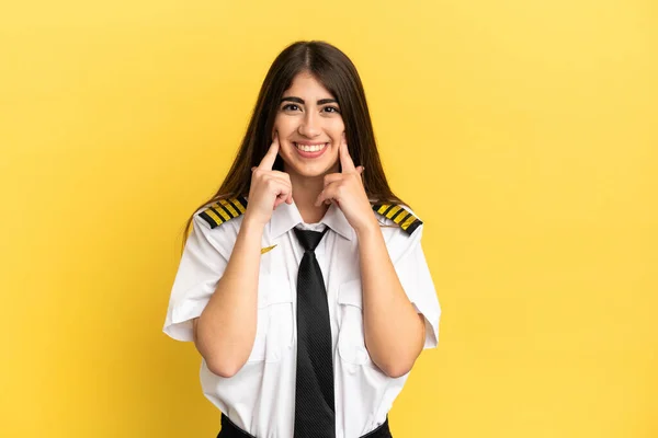 Flugzeugpilot Isoliert Auf Gelbem Hintergrund Lächelnd Mit Einem Glücklichen Und — Stockfoto
