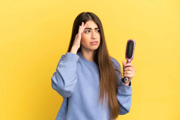 Saç Fırçası Tutan Beyaz Bir Kadın Mavi Arka Planda Baş — Stok fotoğraf