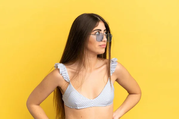 Junge Kaukasische Frau Badeanzug Den Sommerferien Isoliert Auf Gelbem Hintergrund — Stockfoto