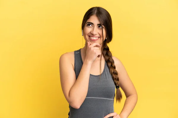 Esporte Mulher Caucasiana Isolado Fundo Amarelo Olhando Para Lado Sorrindo — Fotografia de Stock