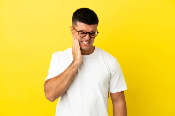 Diş Ağrısı Ile Izole Sarı Arka Plan Üzerinde Genç Yakışıklı — Stok fotoğraf