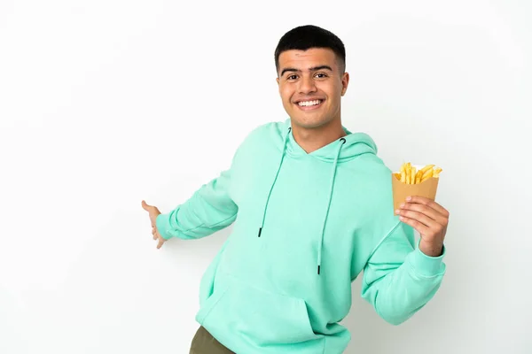 Jonge Knappe Man Met Gebakken Chips Geïsoleerde Witte Achtergrond Reikende — Stockfoto
