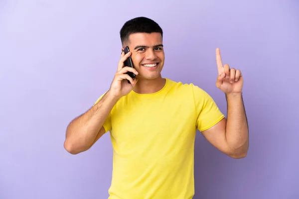 Młody Przystojny Mężczyzna Korzystający Telefonu Komórkowego Odizolowanym Fioletowym Tle Wskazując — Zdjęcie stockowe