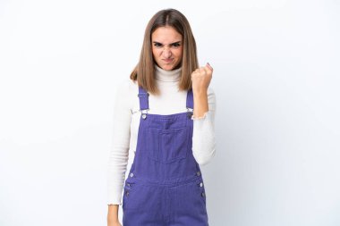 Beyaz arka planda izole edilmiş, mutsuz bir ifadeyle genç beyaz bir kadın.