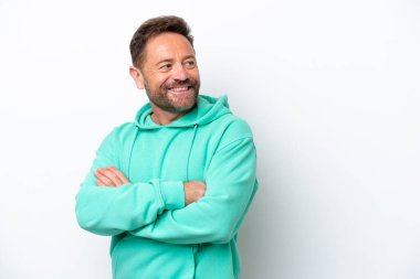Beyaz arka planda soyutlanmış, kolları çapraz ve mutlu orta yaşlı beyaz bir adam.