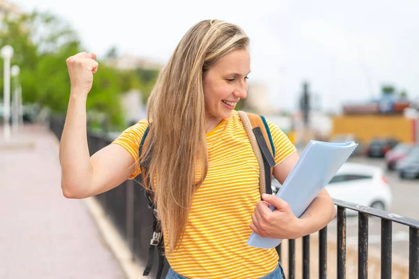 Junge Blonde Studentin Feiert Freien Einen Sieg — Stockfoto