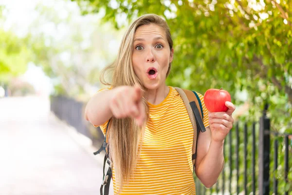 Junge Blonde Frau Mit Einem Apfel Freien Überrascht Und Zeigt — Stockfoto