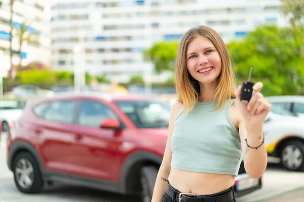 Νεαρή Ξανθιά Γυναίκα Κρατώντας Κλειδιά Του Αυτοκινήτου Εξωτερικούς Χώρους Χαρούμενη — Φωτογραφία Αρχείου
