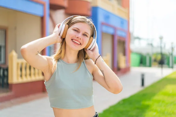 Молодая Блондинка Открытом Воздухе Слушает Музыку — стоковое фото