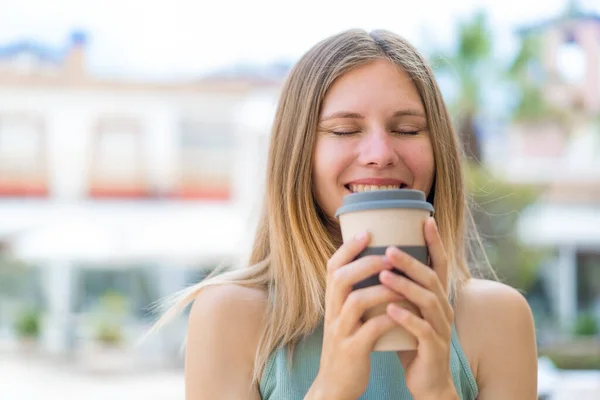Junge Blonde Frau Freien Mit Einem Kaffee Zum Mitnehmen Und — Stockfoto