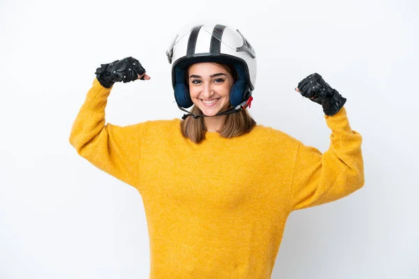 若いですCaucasian女性とともにオートバイヘルメット隔離された上にホワイトバック強いジェスチャーを行います — ストック写真