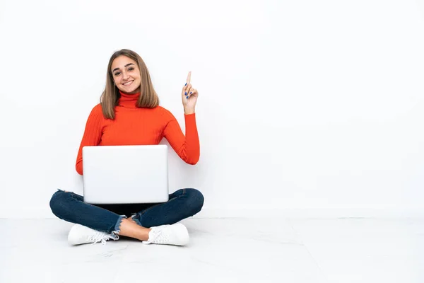 Genç Beyaz Bir Kadın Dizüstü Bilgisayarla Yerde Oturuyor Iyinin Işareti — Stok fotoğraf