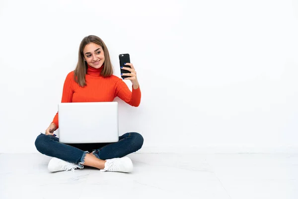 Genç Beyaz Bir Kadın Dizüstü Bilgisayarla Yerde Oturmuş Selfie Çekiyor — Stok fotoğraf