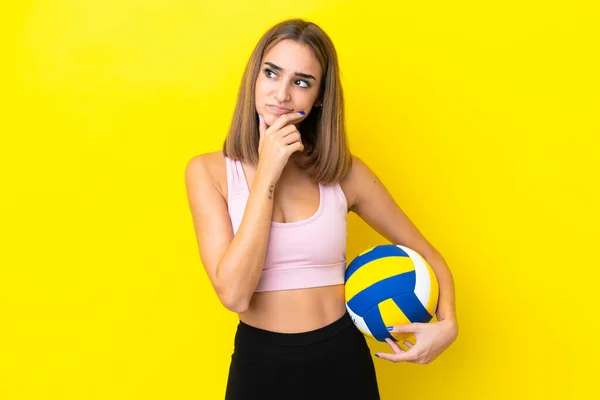 Молода Жінка Грає Волейбол Ізольовано Жовтому Тлі Має Сумніви — стокове фото