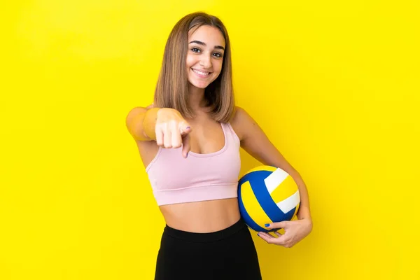 Ung Kvinna Spelar Volleyboll Isolerad Gul Bakgrund Pekar Front Med — Stockfoto