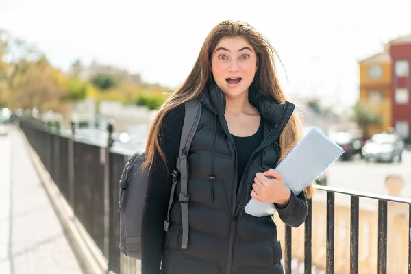 Junge Studentin Über Isolierten Hintergrund Mit Überraschung Und Schockiertem Gesichtsausdruck — Stockfoto