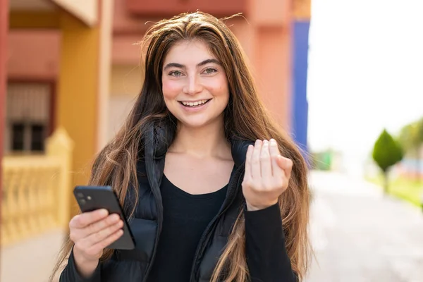 Giovane Donna Abbastanza Caucasica Utilizzando Telefono Cellulare All Aperto Invitando — Foto Stock