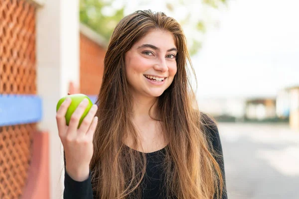 Junge Hübsche Kaukasische Frau Mit Einem Apfel Freien Die Viel — Stockfoto