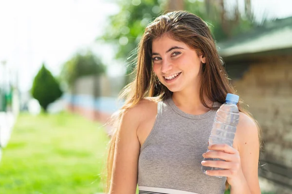 Jonge Vrij Blanke Vrouw Met Een Fles Water Buitenlucht Glimlachen — Stockfoto