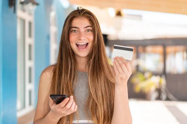 Jonge Vrij Blanke Vrouw Kopen Met Mobiele Telefoon Het Houden — Stockfoto