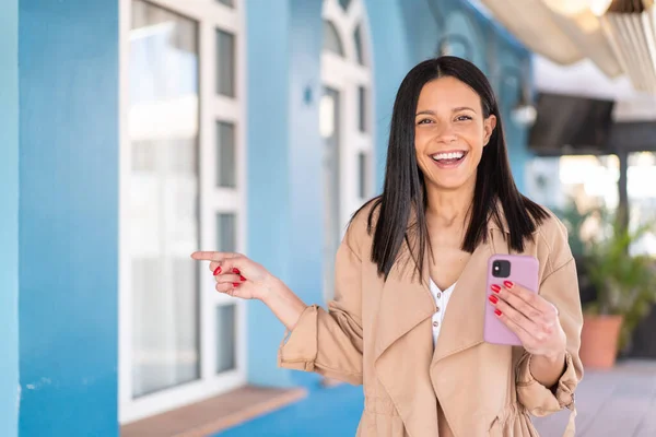 Jonge Vrouw Buitenlucht Met Behulp Van Mobiele Telefoon Buitenlucht Verrast — Stockfoto