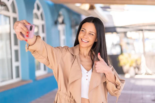 Açık Havada Cep Telefonuyla Selfie Çeken Genç Bir Kadın — Stok fotoğraf