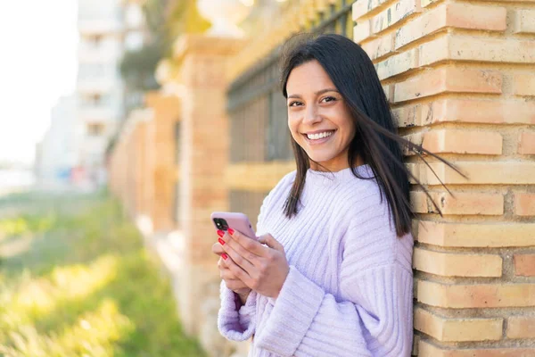Dışarıdaki Genç Bayan Cep Telefonuyla Mesaj Yolluyor — Stok fotoğraf