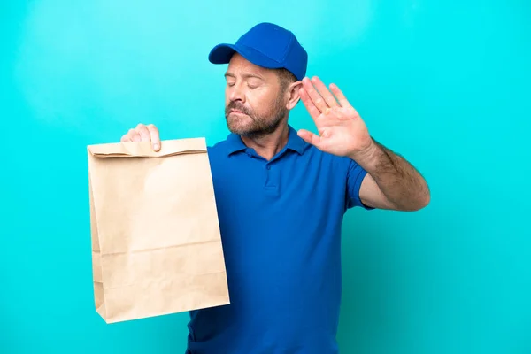Középkorú Ember Vesz Egy Zsák Elvitelre Élelmiszer Elszigetelt Kék Háttér — Stock Fotó