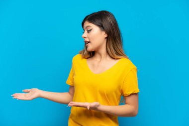 Mavi arka planda mahsur kalmış genç bir Rus kız.