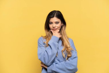 Sarı arka planda izole edilmiş genç bir Rus kız.