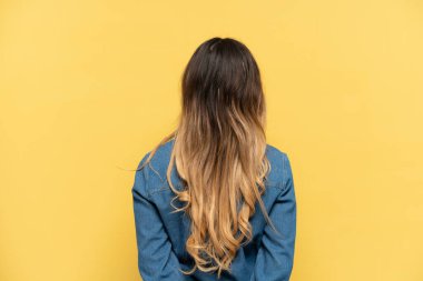 Arka planda sarı arka planda izole edilmiş genç Rus kız.