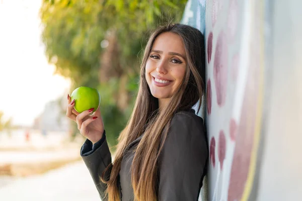 Mujer Joven Aire Libre Con Una Manzana — Foto de Stock