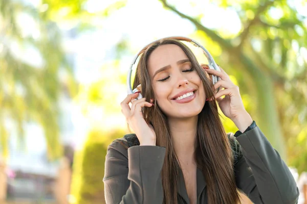 Mujer Joven Aire Libre Escuchando Música —  Fotos de Stock