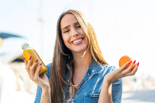 Young Woman Outdoors Holding Orange Orange Juice — Stock Photo, Image