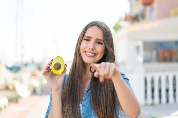 Jovem Segurando Abacate Livre Aponta Dedo Para Você Com Uma — Fotografia de Stock