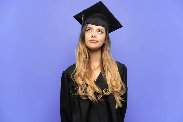 Νεαρή Απόφοιτος Πανεπιστημίου Ρωσίδα Απομονωμένη Λευκό Φόντο Και Κοιτάζει Ψηλά — Φωτογραφία Αρχείου