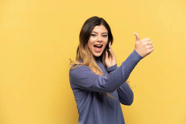 Joven Chica Rusa Utilizando Teléfono Móvil Aislado Fondo Amarillo Dando —  Fotos de Stock